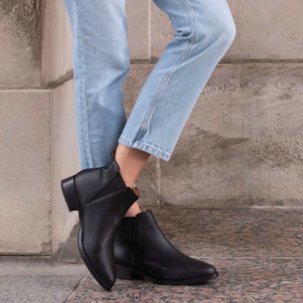Nisolo Black Leather Chelsea Boots new in box